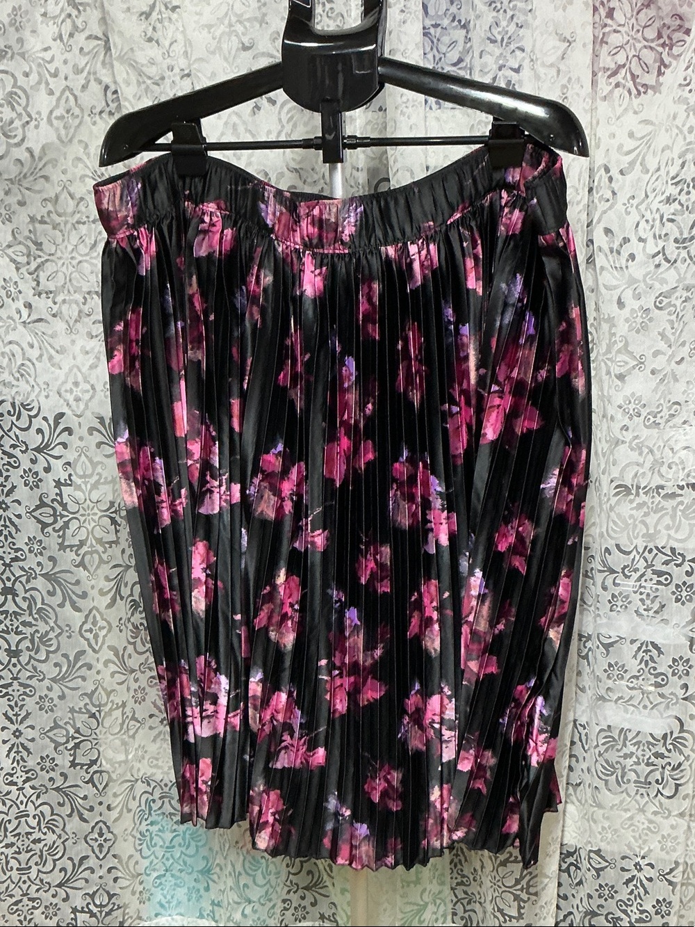 🟤 Terra & Sky Black Pleated Midi Skirt with Pink Floral Pattern